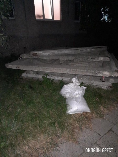 Читатель: Около 3-ёх недель назад сняли плиты, но почему-то не убрали. Брест, улица Гаврилова, 29
Читатель: Около 3-ёх недель назад сняли плиты, но почему-то не убрали. Брест, улица Гаврилова, 29