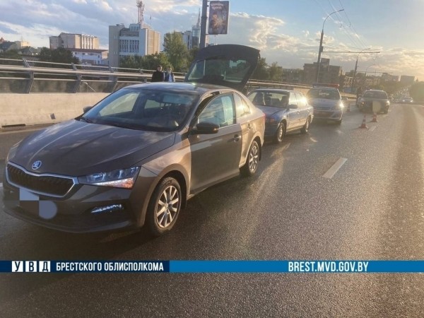 В Бресте на Кобринском мосту за 20 минут произошло 5 ДТП В Бресте на Кобринском мосту за 20 минут произошло 5 ДТП