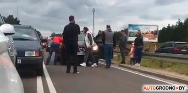 Конфликт на границе чуть не привел к драке с женщинами. Есть видео Конфликт на границе чуть не привел к драке с женщинами. Есть видео