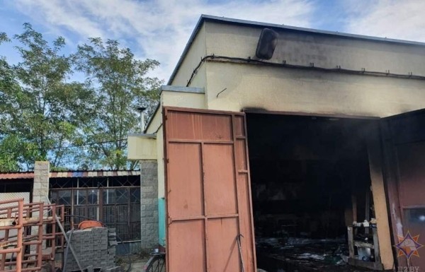 В Кобрине сгорел автомобиль, а его владелец получил ожоги