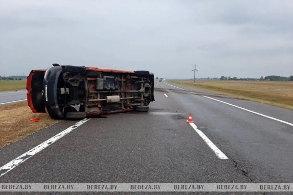 В Березовском районе столкнулись грузовик и легковушка В Березовском районе столкнулись грузовик и легковушка