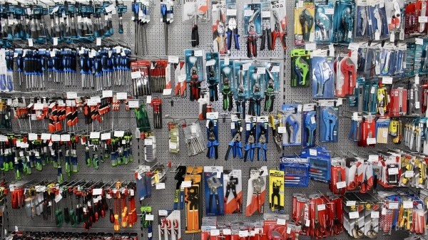 От самореза до инструмента. Большой магазин строительных материалов «А-Центр» компании «АмайзТрейд» открылся в центре Бреста. Почему такие приятные цены?