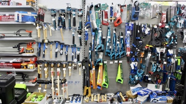 От самореза до инструмента. Большой магазин строительных материалов «А-Центр» компании «АмайзТрейд» открылся в центре Бреста. Почему такие приятные цены?