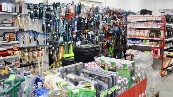 От самореза до инструмента. Большой магазин строительных материалов «А-Центр» компании «АмайзТрейд» открылся в центре Бреста. Почему такие приятные цены?