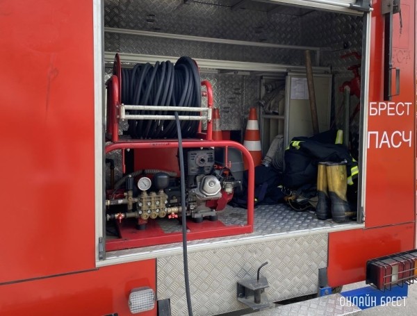 Возле Бреста горела сельхозтехника, а в водоеме обнаружили тело утонувшего