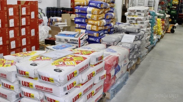 От самореза до инструмента. Большой магазин строительных материалов «А-Центр» компании «АмайзТрейд» открылся в центре Бреста. Почему такие приятные цены?