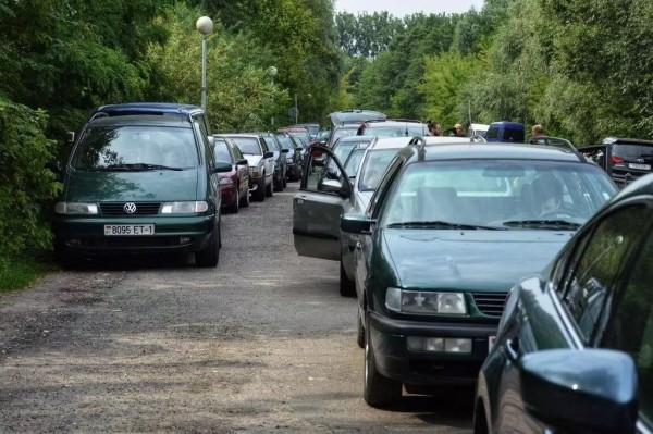 За продавцов очереди на выезд в Польшу взялась милиция За продавцов очереди на выезд в Польшу взялась милиция