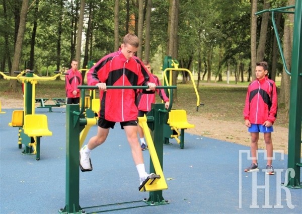 В Каменце открыли площадку с уличными тренажерами