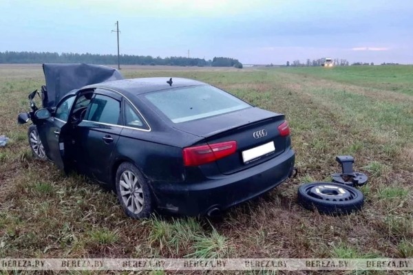 В Березовском районе столкнулись грузовик и легковушка В Березовском районе столкнулись грузовик и легковушка
