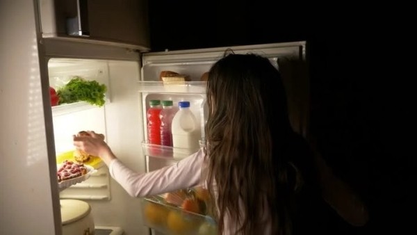 Названа главная опасность поздних перекусов