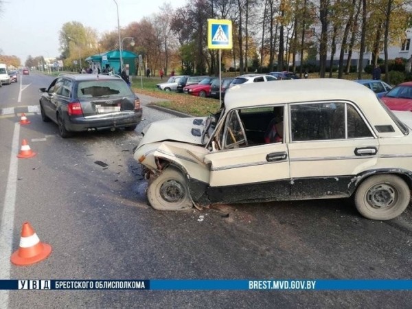 В Кобрине столкнулись «Жигули» и «Ауди» В Кобрине столкнулись «Жигули» и «Ауди»