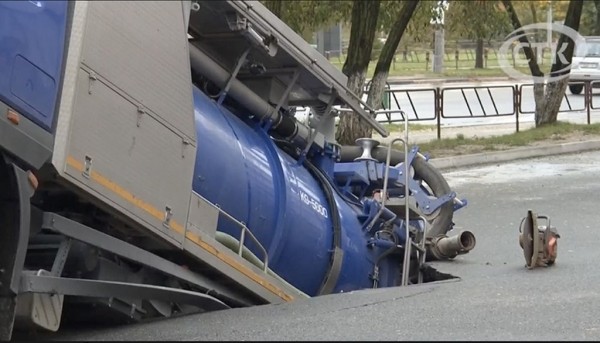 Грузовик глубоко провалился под землю прямо на проезжей части