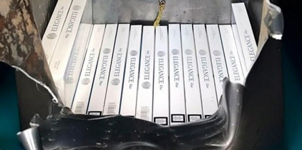 Хитрый тайник сделал водитель автобуса, ехавший из Беларуси: литовские пограничники не могли к нему добраться без пожарных-спасателей