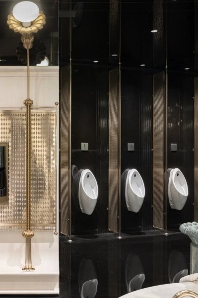 В Китае открыли самый красивый общественный туалет в мире. Вы будете поражены этой роскошью!