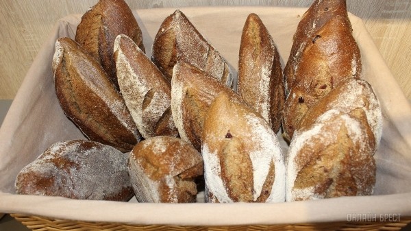 Будешь булочку? Еще бы! Брестская сеть пекарен-кондитерских предлагает вкуснейшую выпечку собственного производства, перед которой невозможно устоять Будешь булочку? Еще бы! Брестская сеть пекарен-кондитерских предлагает вкуснейшую выпечку собственного производства, перед которой невозможно устоять