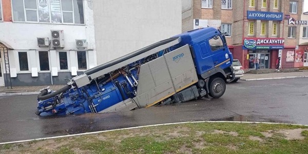 Грузовик глубоко провалился под землю прямо на проезжей части