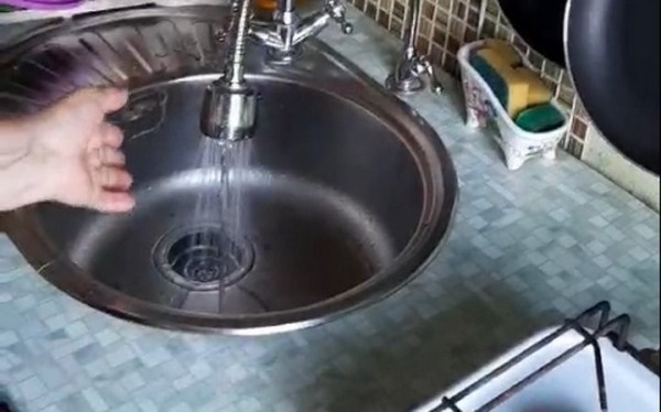 «Жить с ним можно». Жители проблемного дома в Барановичах начали устанавливать водонагревающее оборудование