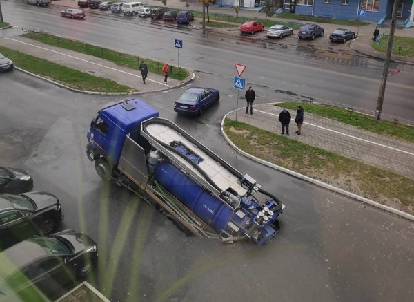 Грузовик глубоко провалился под землю прямо на проезжей части