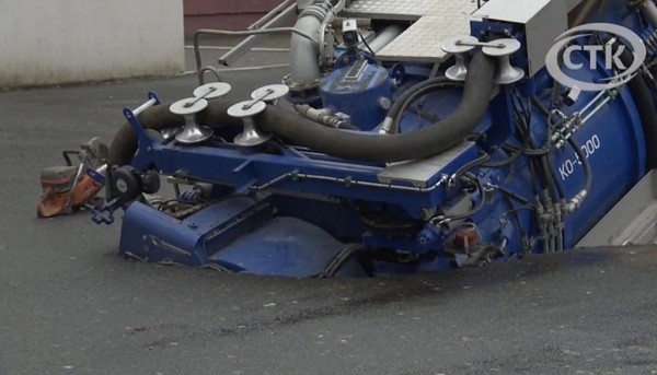 Грузовик глубоко провалился под землю прямо на проезжей части