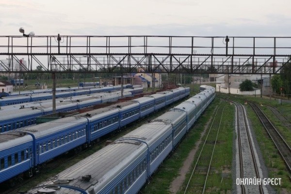62-летний зацепер: белорус решил прокатиться на подножке поезда «Вилейка – Брест» 62-летний зацепер: белорус решил прокатиться на подножке поезда «Вилейка – Брест»