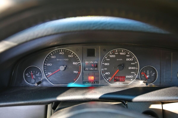 «Дедушка никого к машине не подпускал». История Audi A6 (С4), которая в семье белорусов уже 15 лет