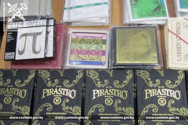 Таможенники нашли у водителя автобуса струны на сумму 50 тысяч рублей