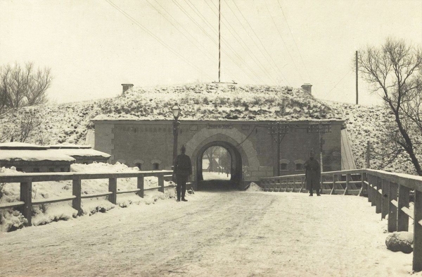 Читатель: Александровские (Северные) ворота крепости. Брест, 1915 год
Читатель: Александровские (Северные) ворота крепости. Брест, 1915 год
