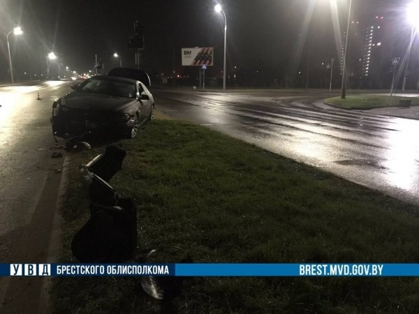 В Бресте водитель BMW снес светофор