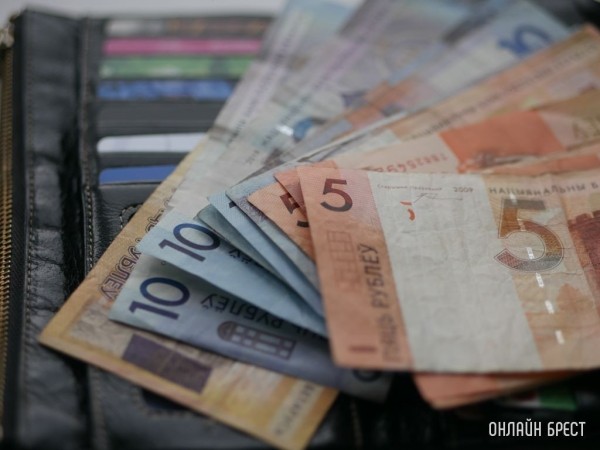 Банки снижают проценты по депозитам — клиенты снимают деньги и жалуются, что получили меньше положенного Банки снижают проценты по депозитам — клиенты снимают деньги и жалуются, что получили меньше положенного