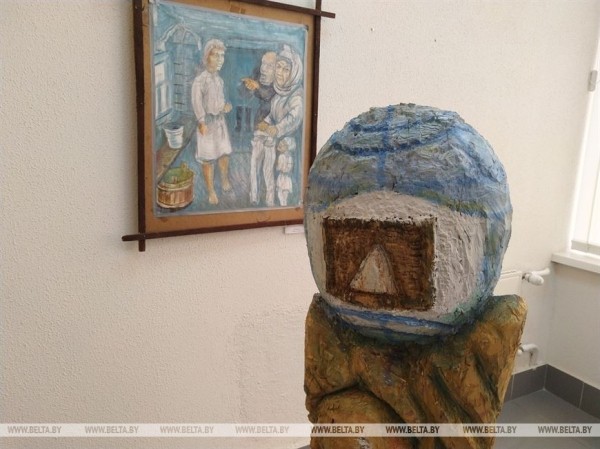 Выставку деревянной скульптуры к 80-летию народного мастера Ивана Супрунчика открыли в Бресте