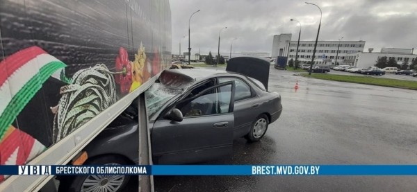 В Бресте Mazda въехала под фуру. Кто виноват?