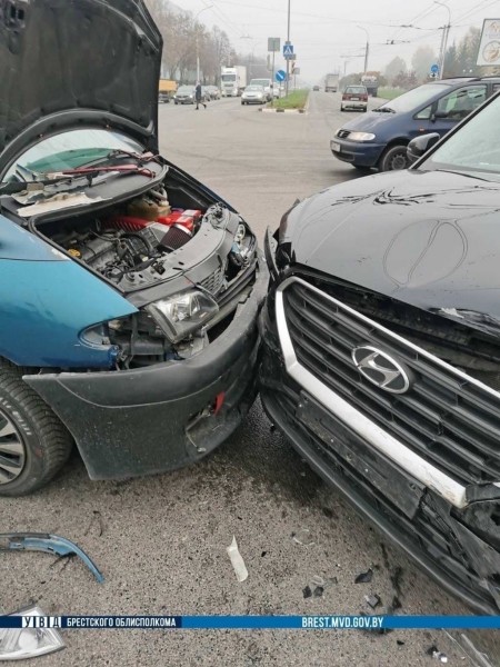 В Бресте произошло ДТП с участием трех авто В Бресте произошло ДТП с участием трех авто