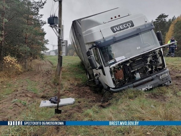 ДТП в Брестской области: грузовая машина съехала в кювет ДТП в Брестской области: грузовая машина съехала в кювет