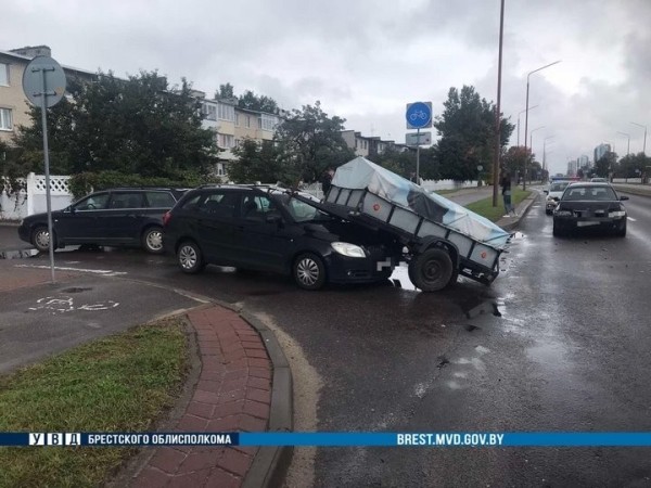 В Бресте прицеп «наехал» на автомобиль В Бресте прицеп «наехал» на автомобиль
