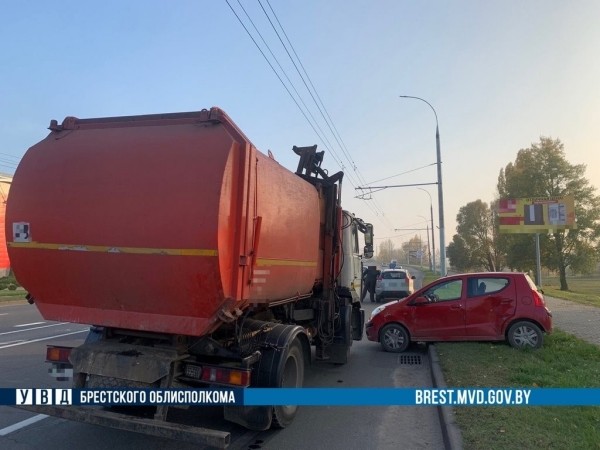 В Бресте грузовик столкнулся с «Ниссаном»