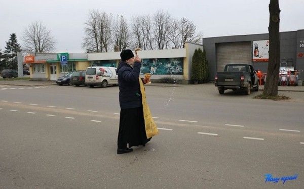 Места смертельных ДТП освятили в Барановичах Места смертельных ДТП освятили в Барановичах