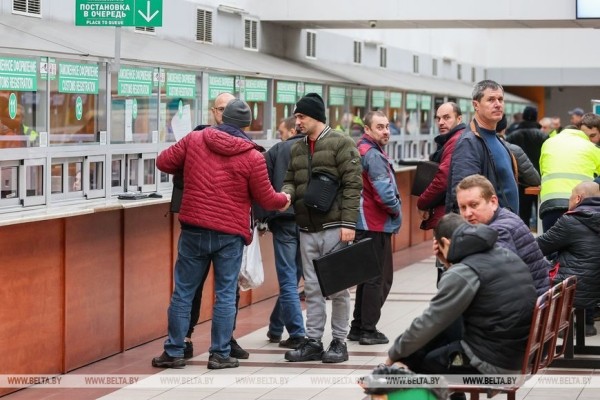 &laquo;Мы в очереди не стоим, мы в ней живем&raquo;. Дальнобойщики о ситуации в пункте пропуска под Брестом