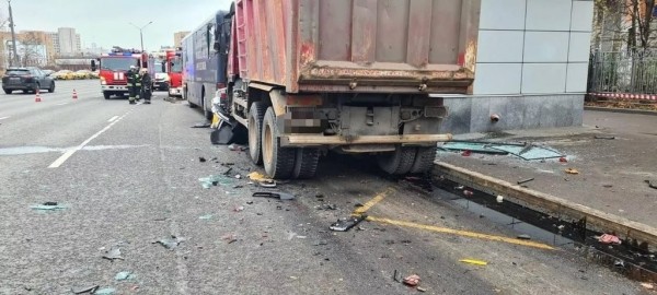 Жуткое ДТП в Москве. Белорус на самосвале протаранил такси, два человека погибли. Видео