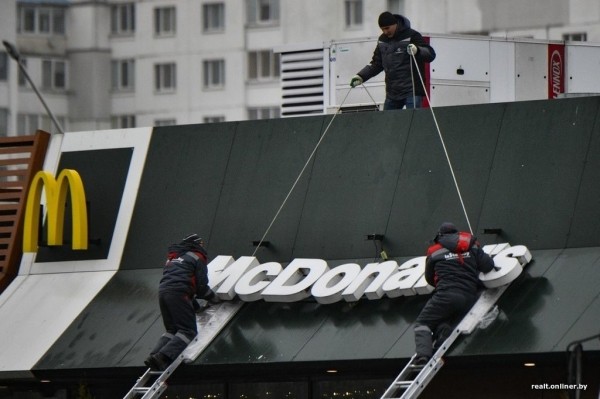 Прощаемся с McDonald's. В Беларуси на зданиях ресторанов быстрого питания начали демонтировать вывески Прощаемся с McDonald's. В Беларуси на зданиях ресторанов быстрого питания начали демонтировать вывески