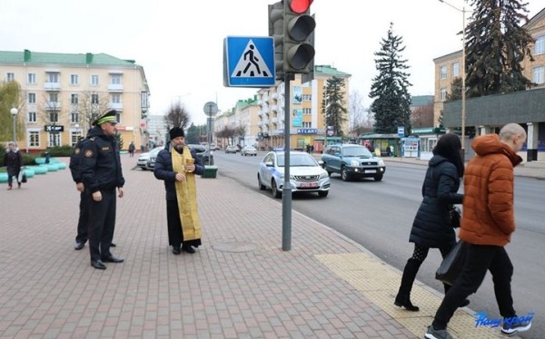Места смертельных ДТП освятили в Барановичах Места смертельных ДТП освятили в Барановичах