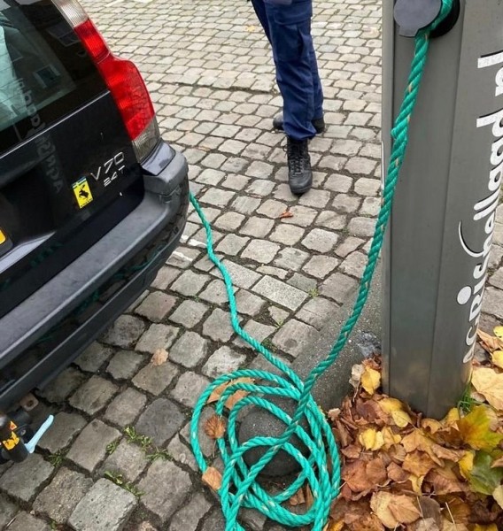 Мужчина попытался выдать свой старый Volvo за электрокар с помощью зеленой веревки