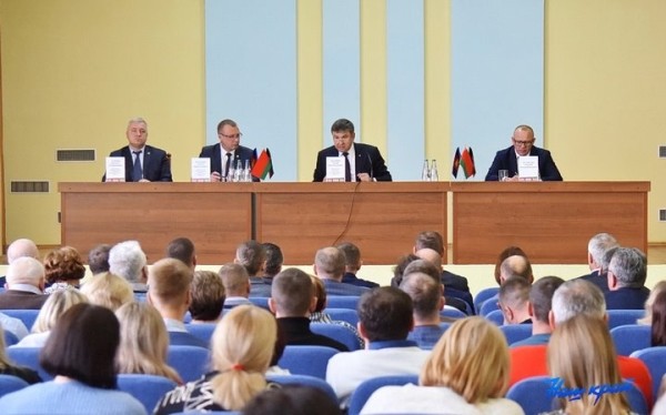 Губернатор Брестчины Юрий Шулейко представил нового руководителя птицефабрики «Дружба» Губернатор Брестчины Юрий Шулейко представил нового руководителя птицефабрики «Дружба»