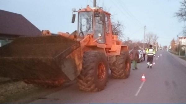В Кобринском районе в аг. Дивин погрузчик насмерть сбил мужчину В Кобринском районе в аг. Дивин погрузчик насмерть сбил мужчину