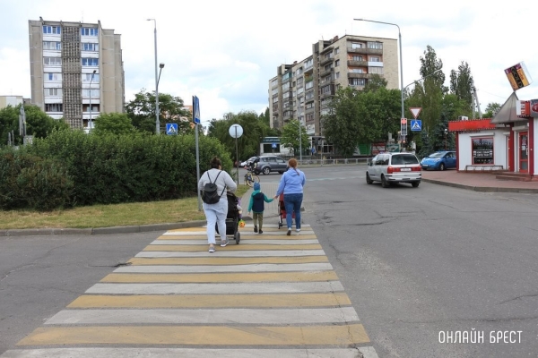 Минтруда пояснило, включается ли в общий стаж период ухода за ребенком до трех лет