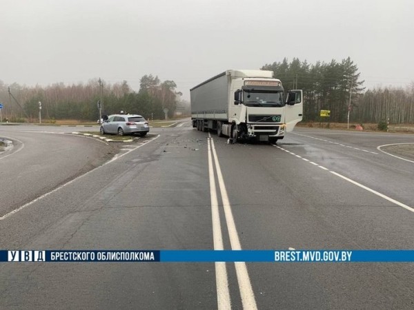 В Брестской области водитель Opel не уступила дорогу фуре