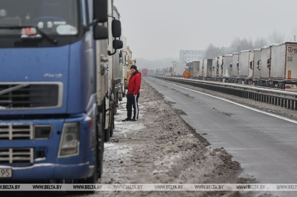 Около 350 грузовиков ожидают своей очереди на выезд из Беларуси в пункте пропуска «Козловичи»