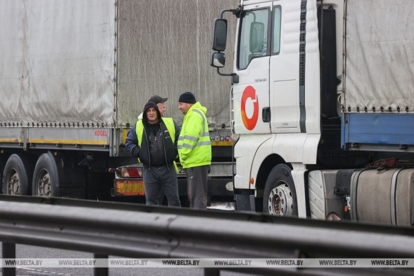 &laquo;Мы в очереди не стоим, мы в ней живем&raquo;. Дальнобойщики о ситуации в пункте пропуска под Брестом