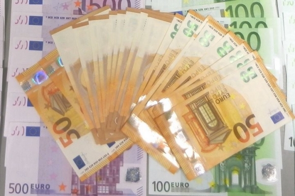 Белорус вез в багаже 13 тысяч долларов и 20 тысяч евро. На границе нашли и оштрафовали Белорус вез в багаже 13 тысяч долларов и 20 тысяч евро. На границе нашли и оштрафовали