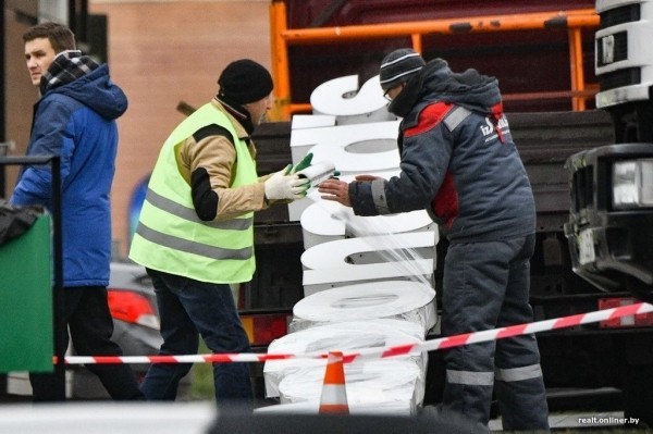 Прощаемся с McDonald's. В Беларуси на зданиях ресторанов быстрого питания начали демонтировать вывески Прощаемся с McDonald's. В Беларуси на зданиях ресторанов быстрого питания начали демонтировать вывески