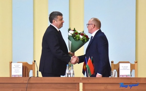 Губернатор Брестчины Юрий Шулейко представил нового руководителя птицефабрики «Дружба» Губернатор Брестчины Юрий Шулейко представил нового руководителя птицефабрики «Дружба»